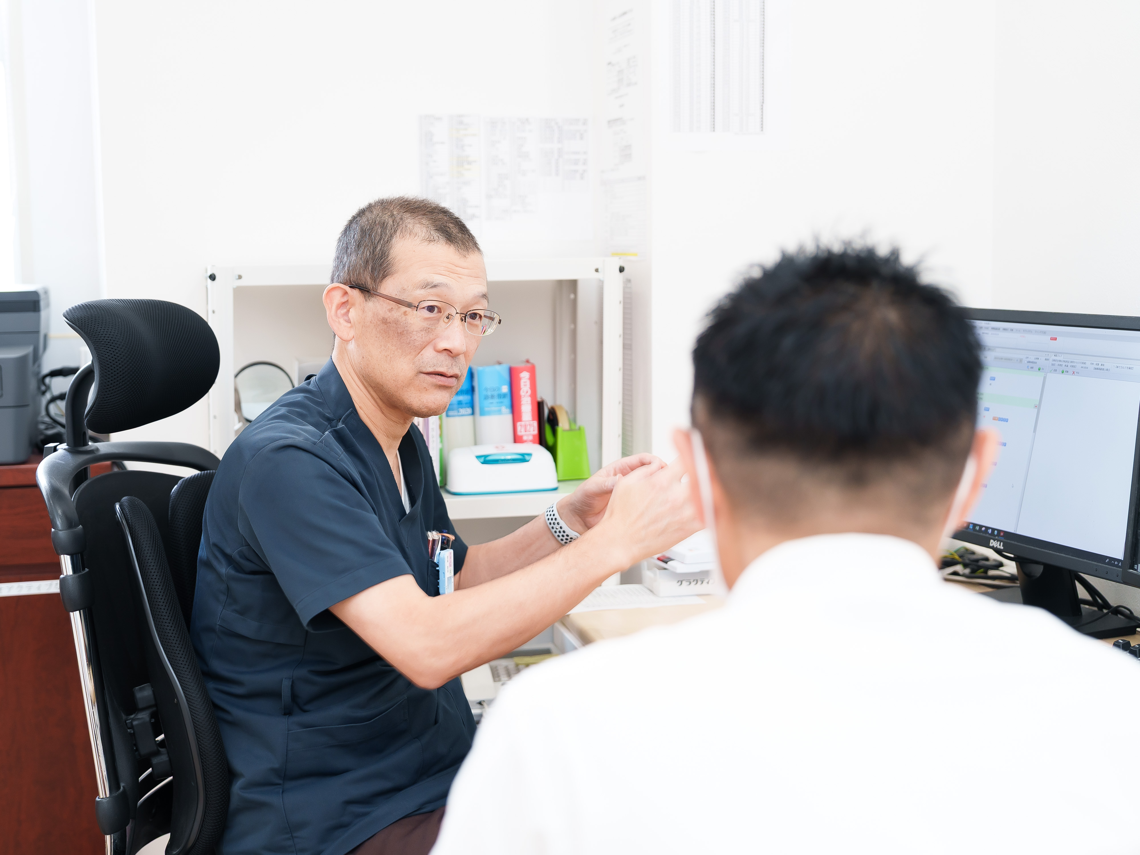 医師が治療説明している