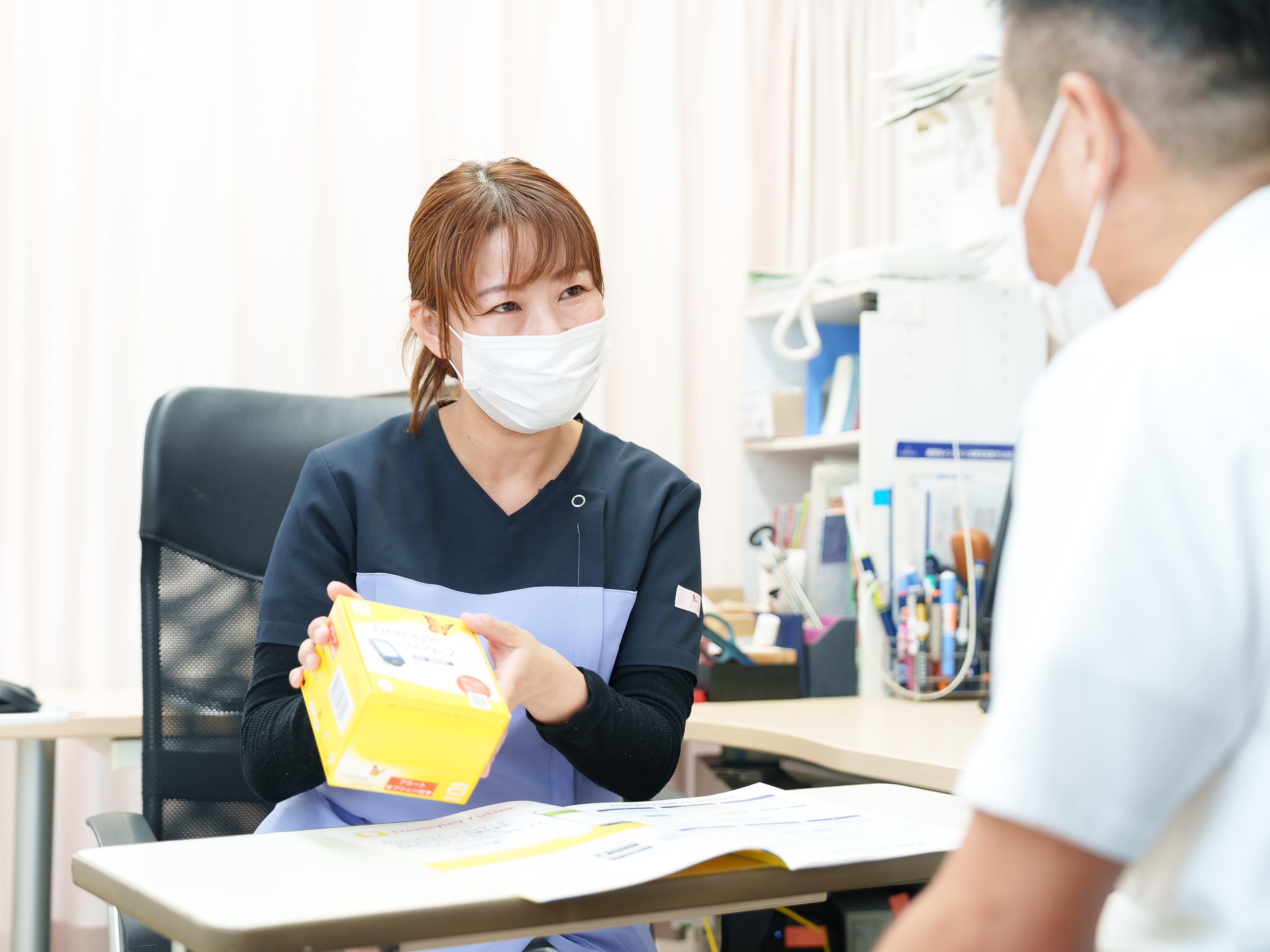 治療説明している女性